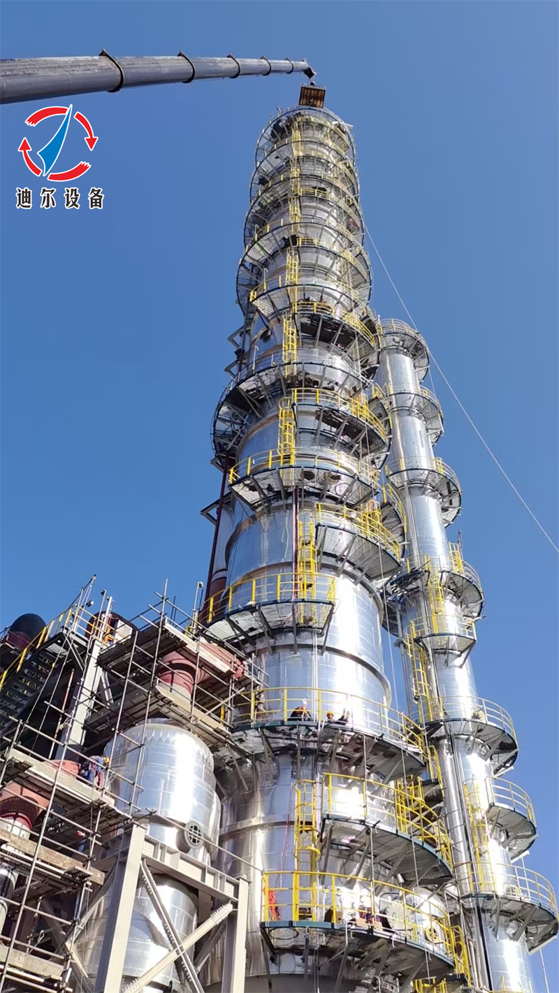 江西迪爾設(shè)備正在國(guó)內(nèi)某化工廠客戶安裝輕烴制乙酸酯裝置塔設(shè)備內(nèi)