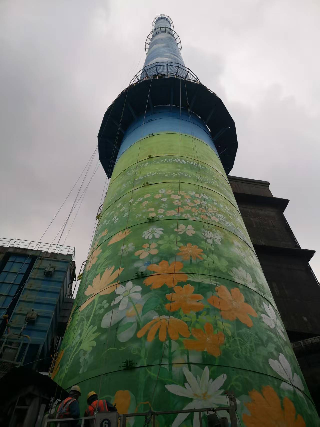 蓝天白云映钢城 91香蕉下载网址匠心筑地标—— 湘钢烟囱彩绘工程