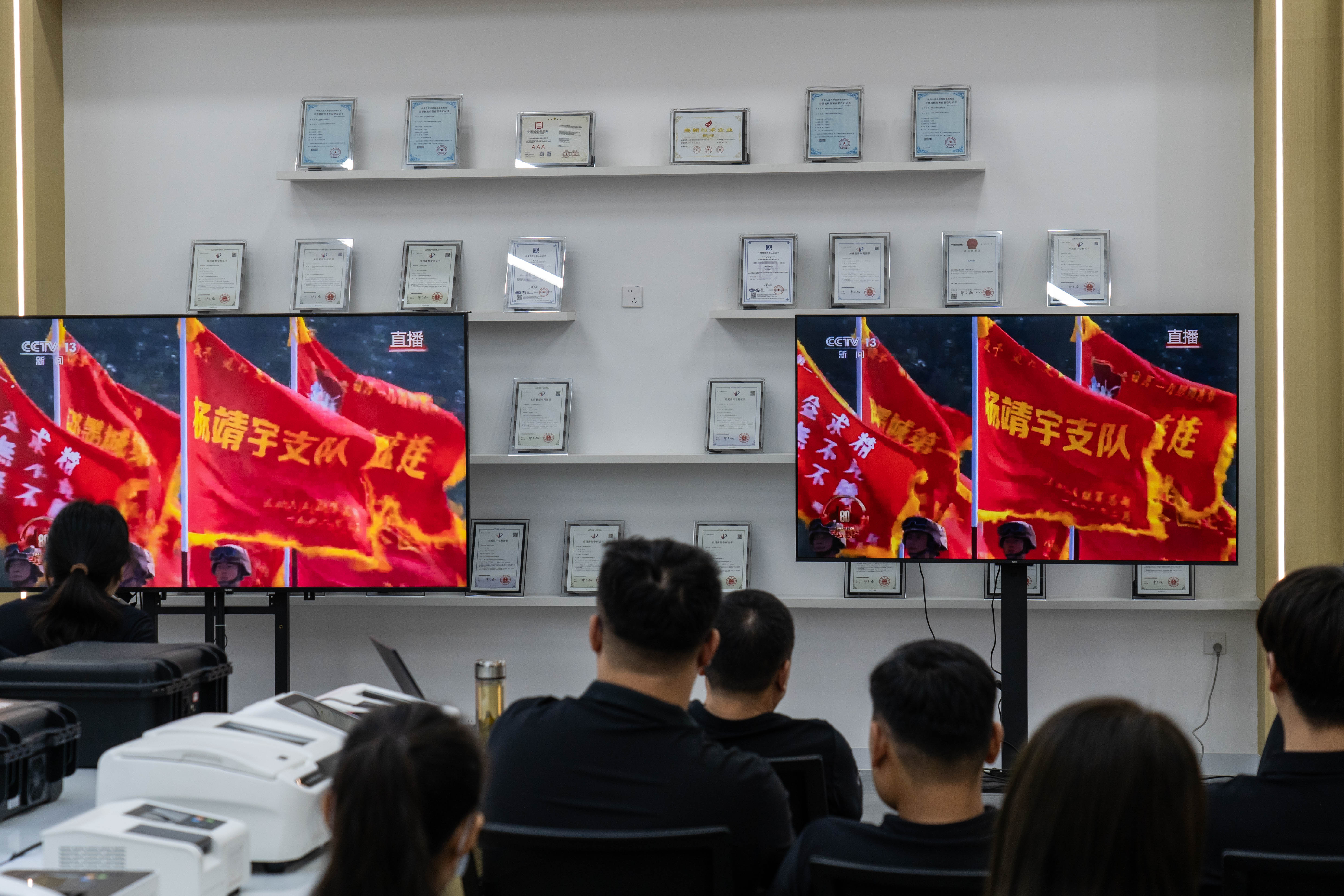 格林凱瑞共觀九三閱兵,致敬所有保家衛(wèi)國的英雄