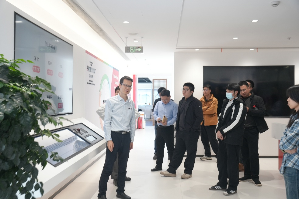 A group of people standing in a room

AI-generated content may be incorrect.