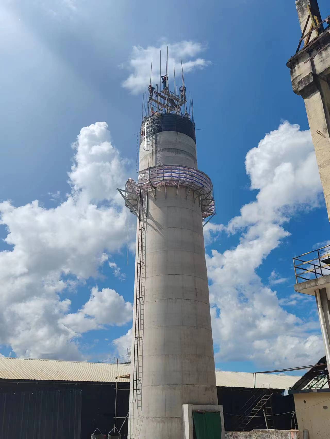 宏顺筑塔擎蓝天 赋能保山80米烟囱新建工程