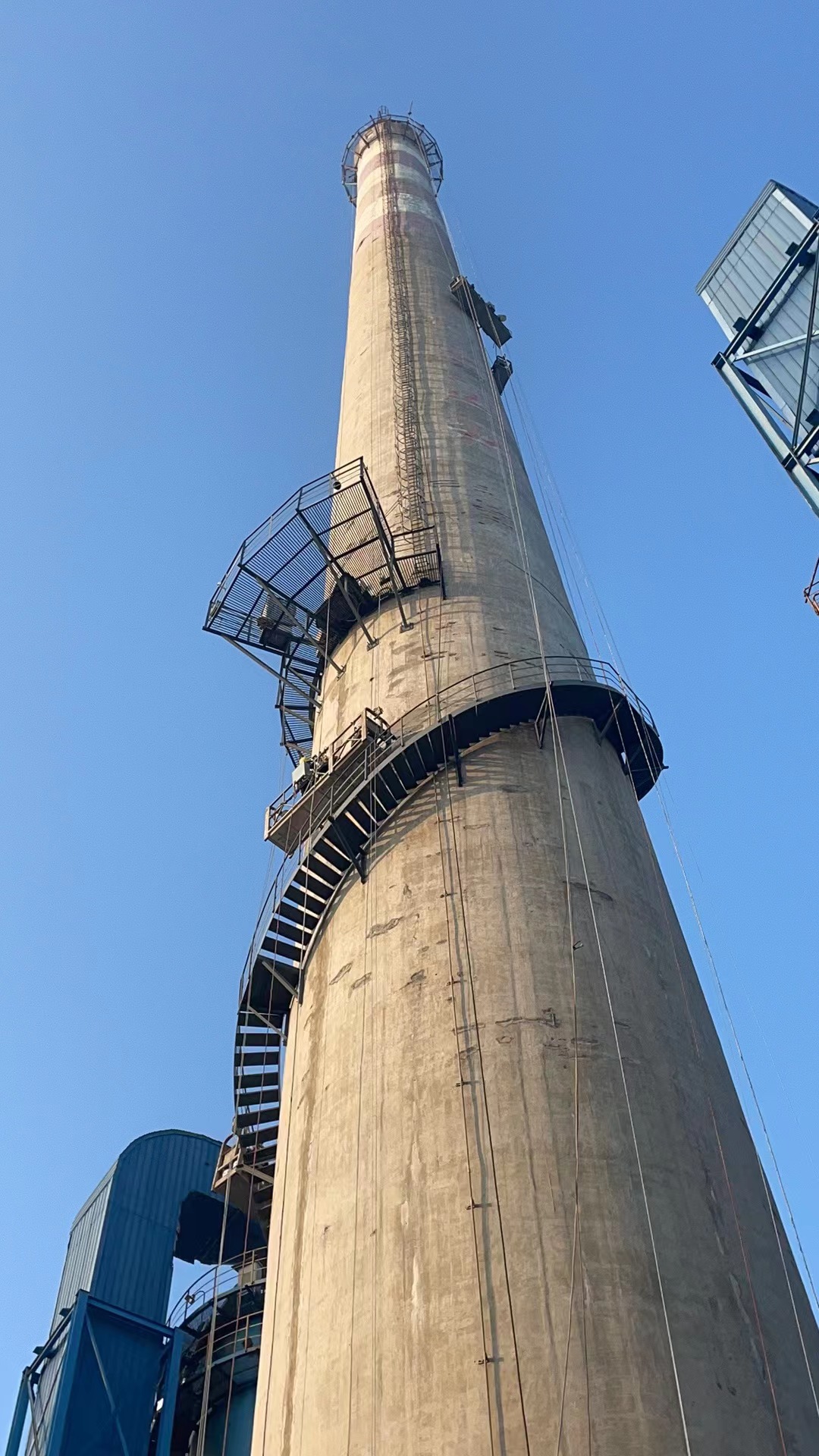 匠心筑牢高空防线 宏顺建设圆满完成山东禹城120米烟囱碳纤维加固工程